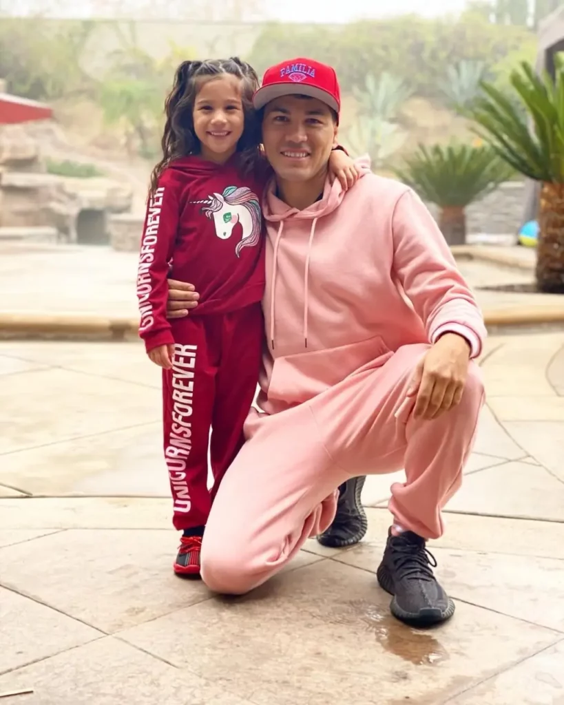 Sdiezzel Ortiz with kids